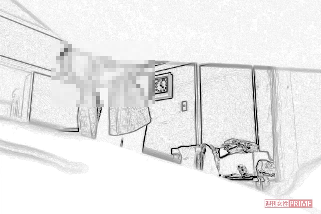 着替えを終えて、鏡を見ながら髪型を直す女性。衣装の胸部分にあるロゴが、放送回のものと一致していた