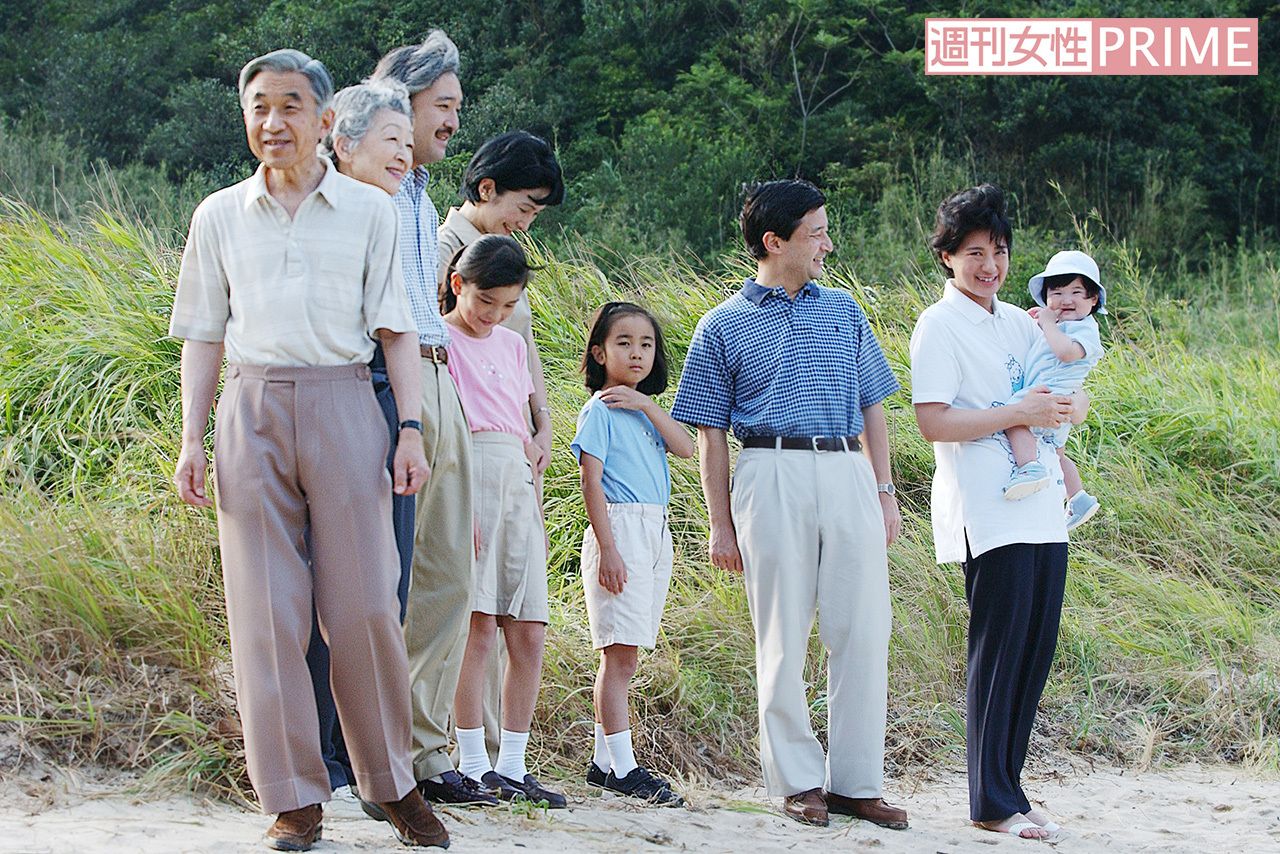 愛子さまご誕生直後、ご一家で須崎に滞在したときに浜辺を散策された（'02年8月）