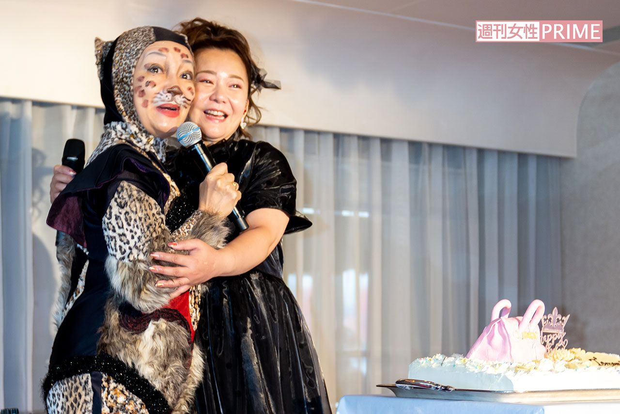 船上ライブで岩井志麻子の登場に喜ぶ華原朋美