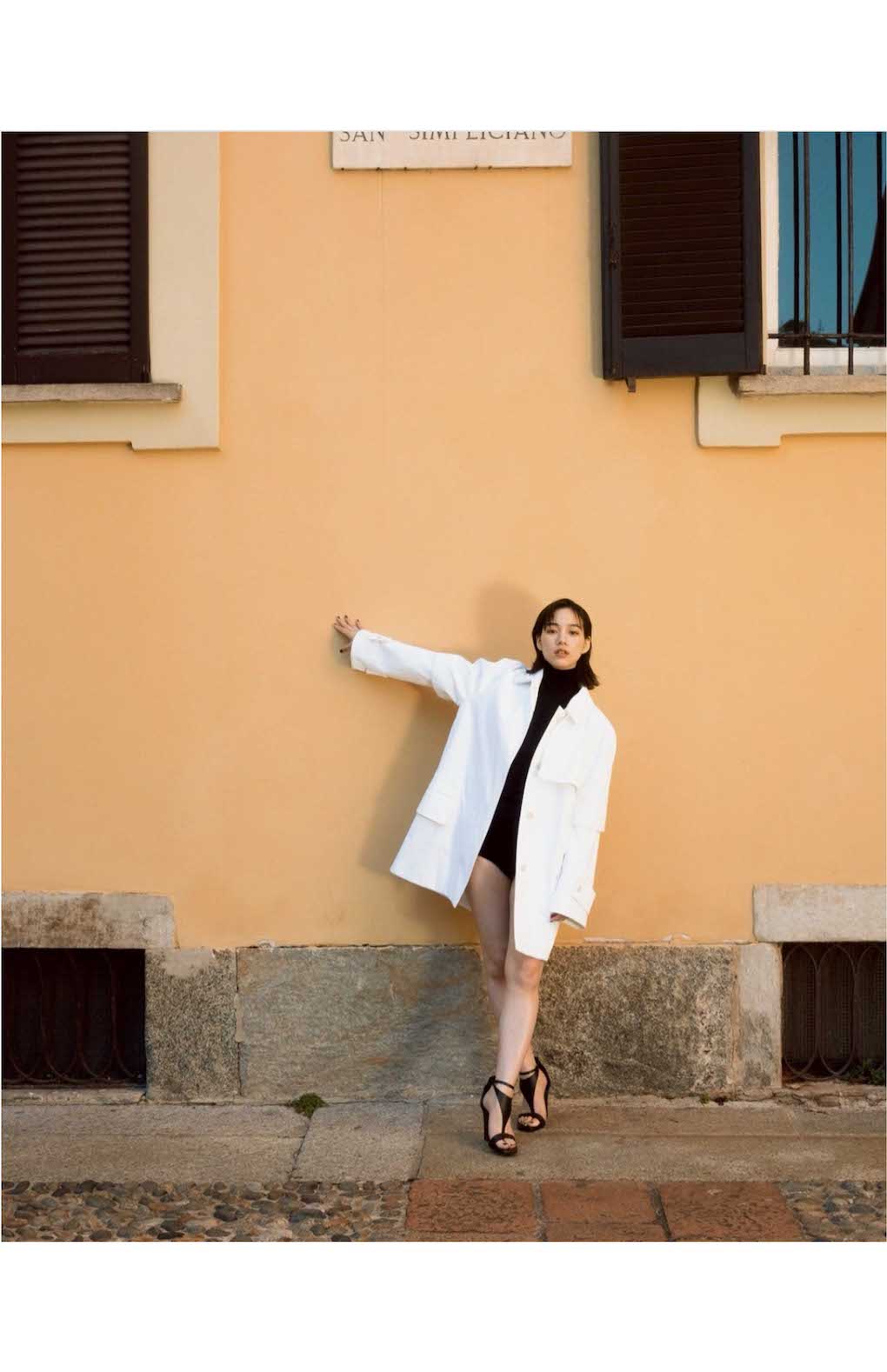 超ミニ丈のインナーに白のコートを羽織った姿を披露した、のん（公式ブログより）