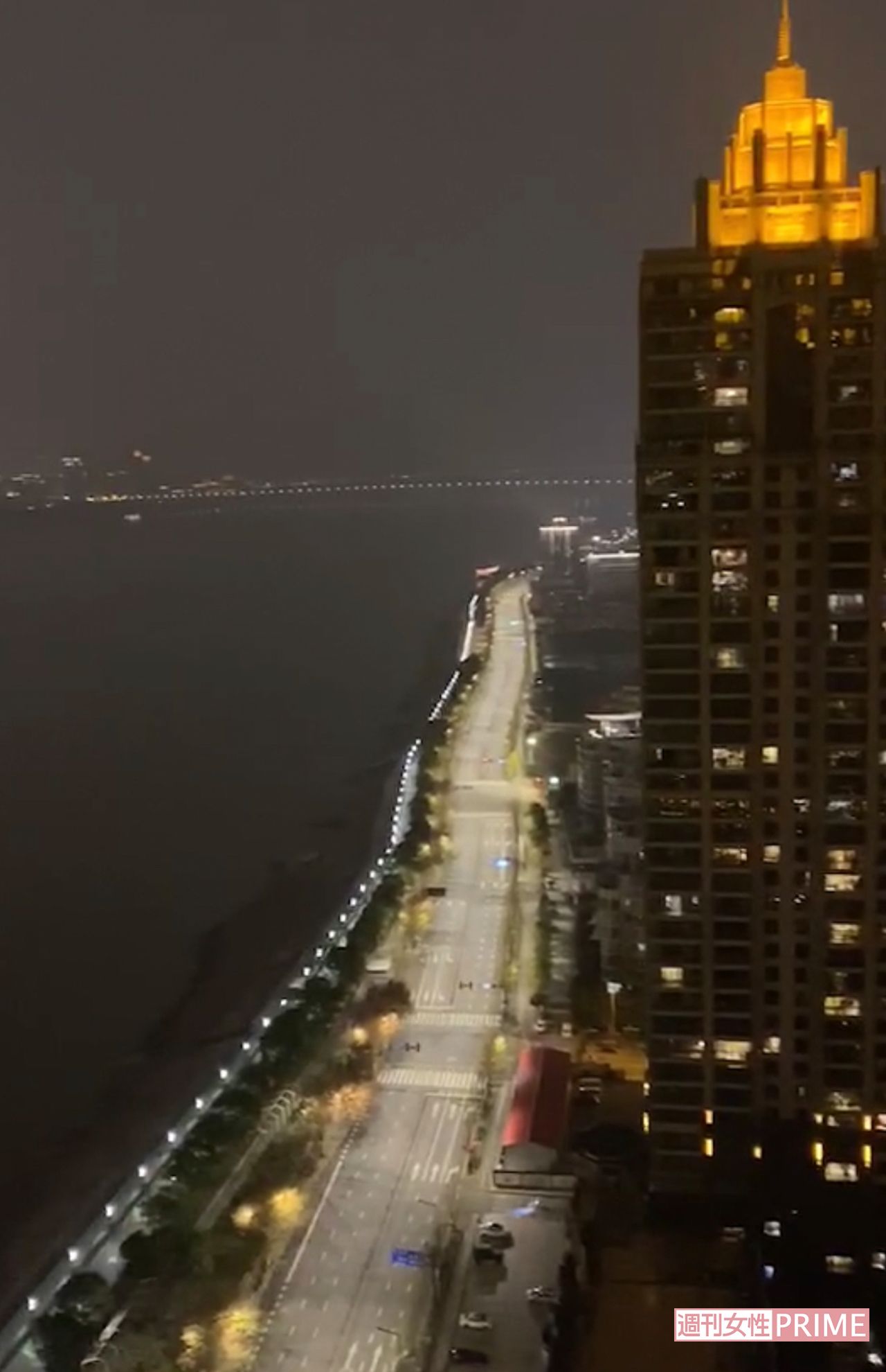 封鎖中ーーゴーストタウンとなっていた武漢。人を見かけても商店内の行列か防護服を着ている人ばかり