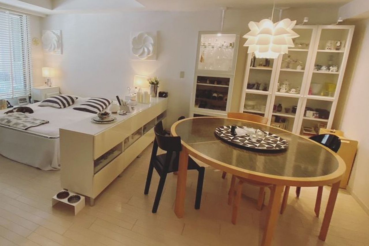 収納にも工夫を凝らした、川上さんの住まい。スウェーデンのお気に入りの雑貨を程よく配置し、自分が最高にくつろげる空間に（本人のInstagramより）