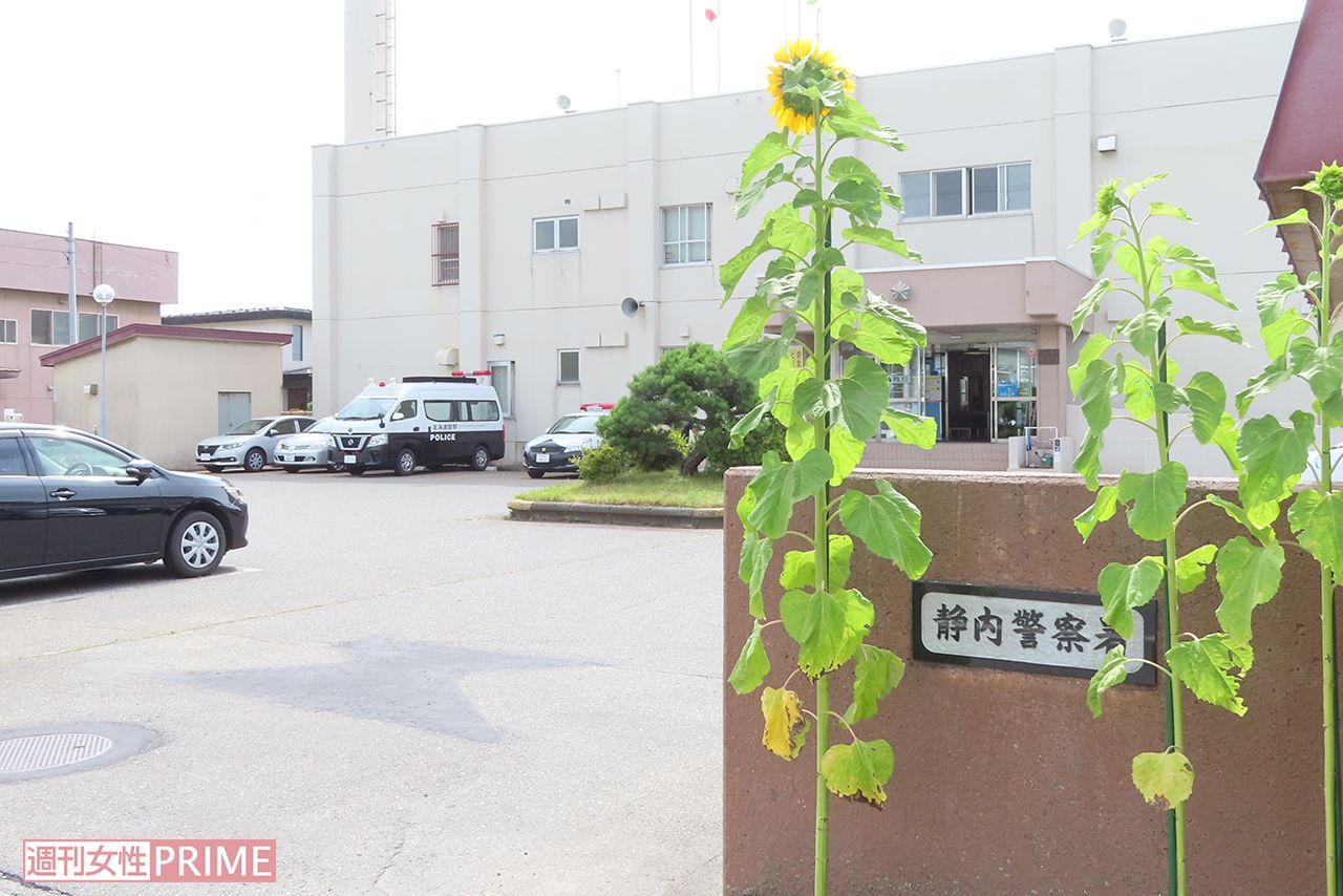 事件当日の経緯などを調べる北海道警静内署