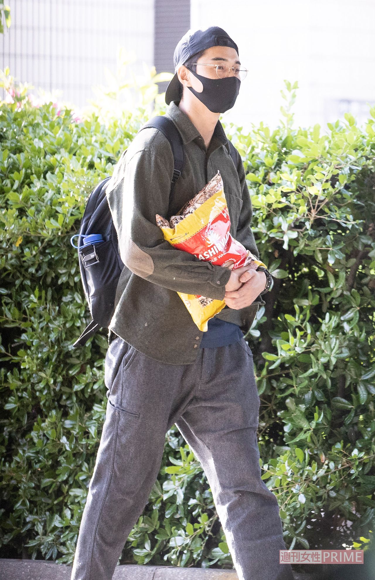 2022年5月、朗読劇の会場をあとにする東出昌大の手には小麦粉が……