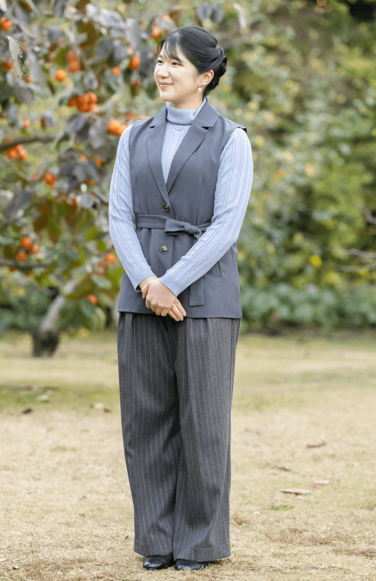 '24年12月　23歳のお誕生日に公開された写真。「マスキュリンフェミニンなスタイル。メンズっぽいテーラード型のジャケットベストとチョークストライプのコーディネートからは、大人の自覚や責任感も漂います」（日置さん）