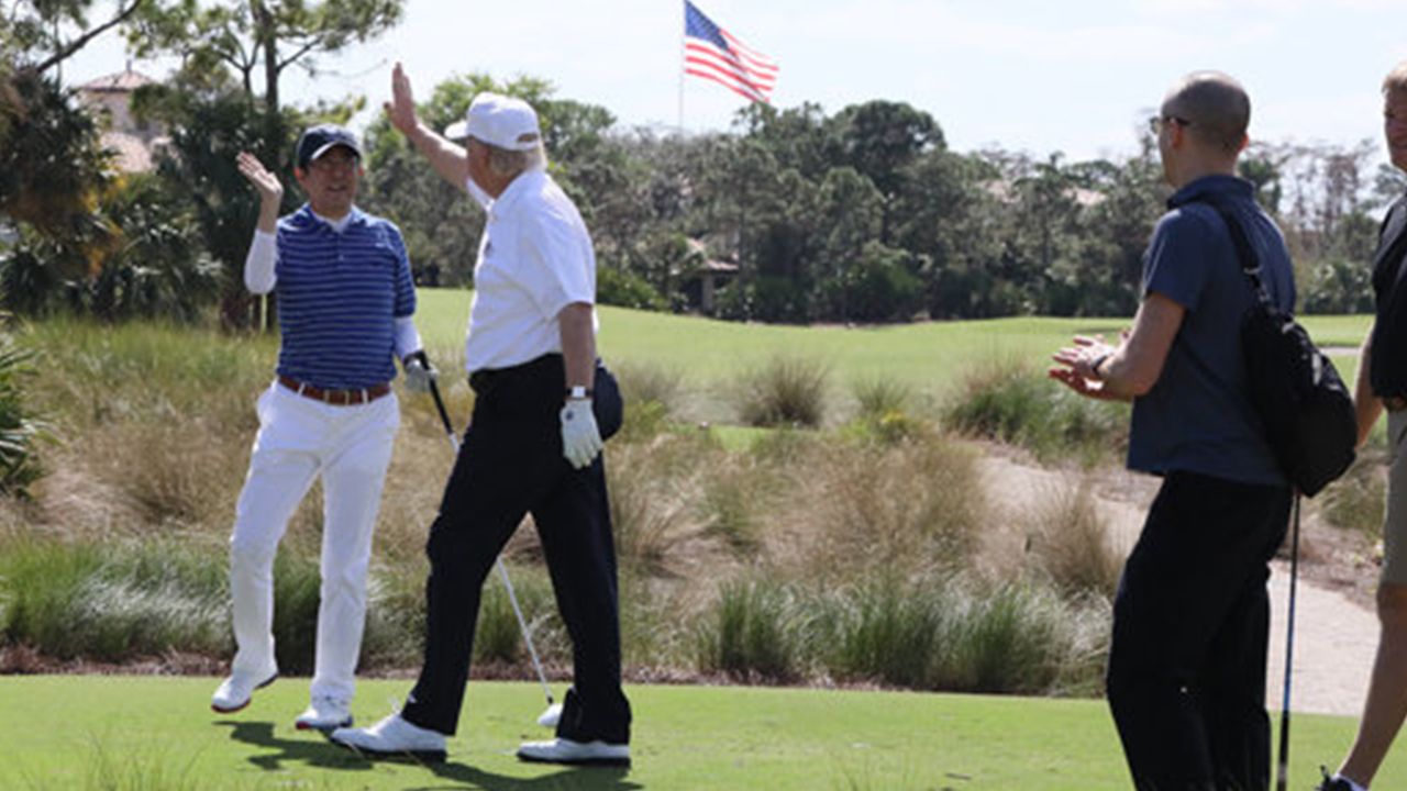 ノリノリでハイタッチする場面も（内閣広報室提供）