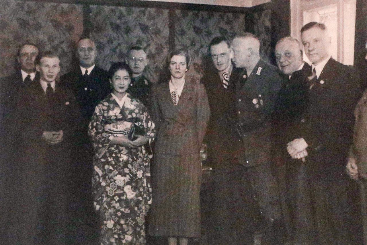 振り袖を着て記者会見に臨む原。現地では、国際派女優として人気を集めた