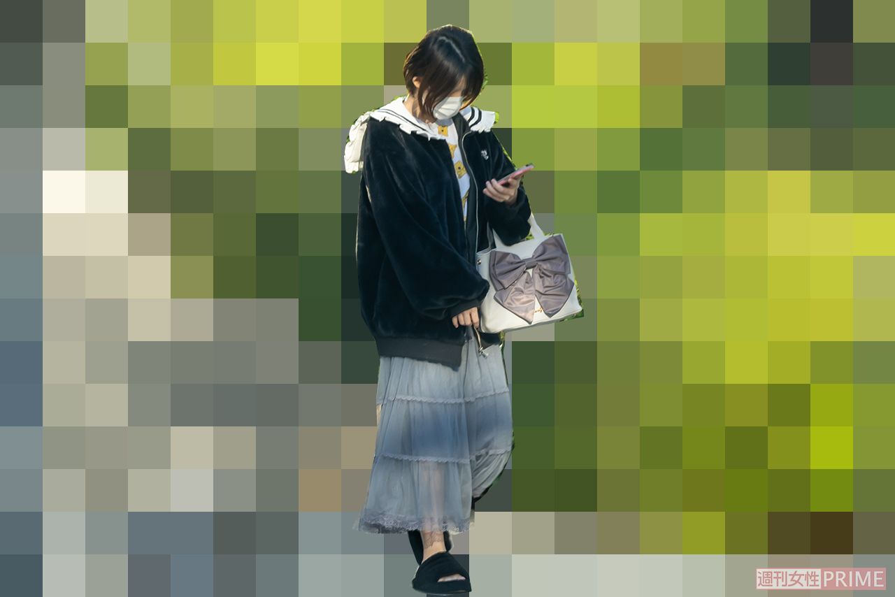 スマホを確認しながら足早に歩くえなこ