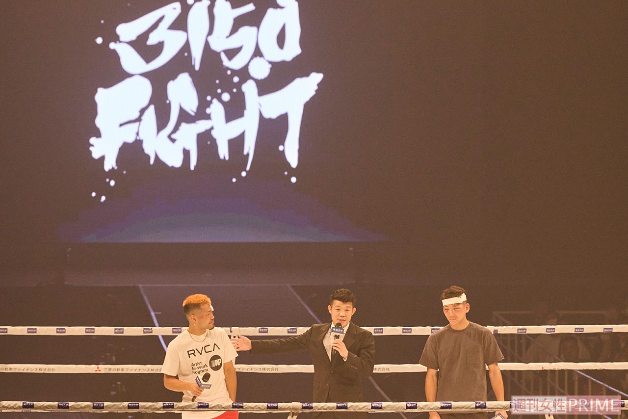 「3150FIGHT vol.3」のリング上で選手たちをたたえる。大盤振る舞いで無料で配布したパンフレットには、“ボクシング改革を始めます。「ボクシングの未来」をともに育てましょう”と書いてあった　撮影／廣瀬靖士・山田智絵