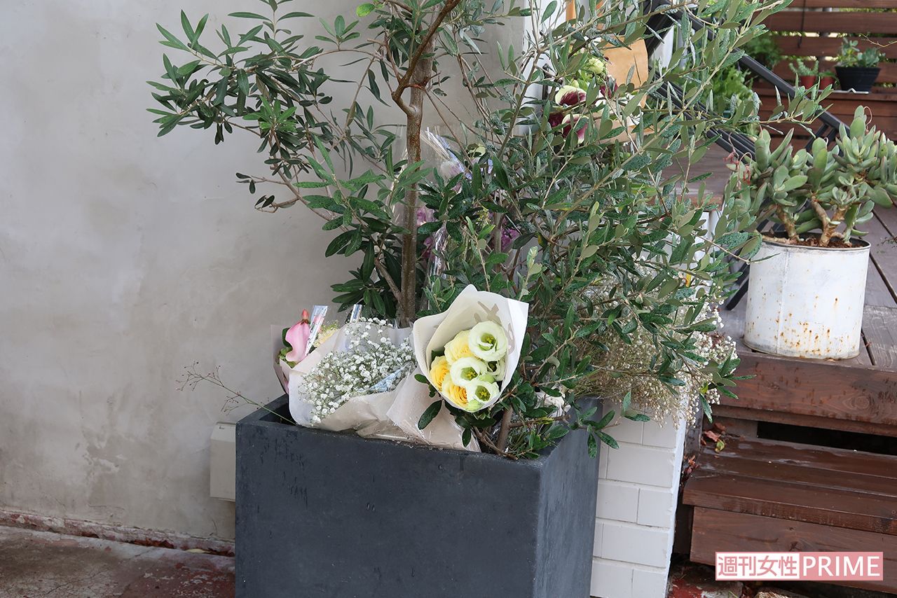 主を失った『I』の出入り口のかたわらには花が（世田谷区）