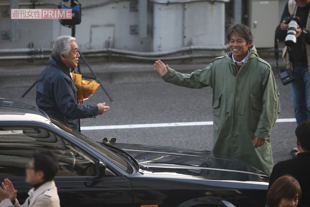 クランクアップだったのか、はにかみながら寺島進に花束を渡す織田裕二
