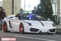 手越祐也、白いランボルギーニのルーフ全開で大寒波の銀座に降り立つ