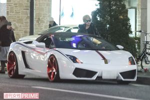 車に乗り込む手越。車高の低い高級車に、道行く人々の目はクギヅケ