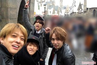 左から寺西拓人、目黒蓮、原嘉孝、森継亮太。ハシャぎながら、寺西がめいっぱい手を伸ばして自撮りでパチリ（2017年10月）