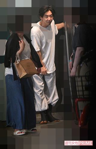 都内の老舗バーの20周年記念パーティーで、バンド演奏を披露した柄本時生（2019年8月）