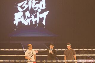 「3150FIGHT vol.3」のリング上で選手たちをたたえる。大盤振る舞いで無料で配布したパンフレットには、“ボクシング改革を始めます。「ボクシングの未来」をともに育てましょう”と書いてあった　撮影／廣瀬靖士・山田智絵