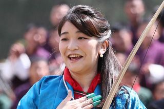 ブータン訪問中は、伝統の弓技に成功して、胸をなで下ろされる場面もあった（6月3日）