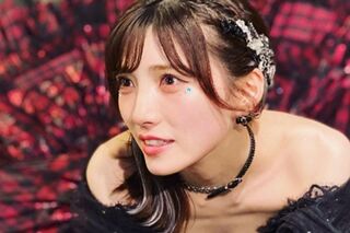 卒業公演時の衣装を着る岡田奈々（本人のインスタグラムより）