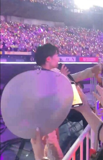 ファンのスマホを預かる『美少年』の浮所飛貴（ツイッターより）