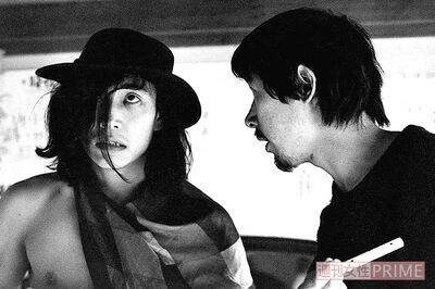 唐十郎さん率いる『状況劇場』時代の麿さん（左）（c）井出情児