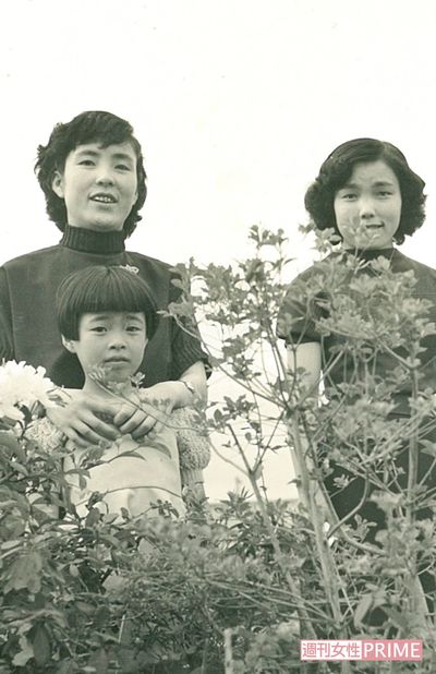 母に後ろから抱き寄せられる10歳の浜野と叔母