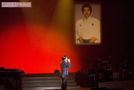 三橋さんを仰ぎながら歌う玉三郎。形見として誕生石の宝石をもらったという