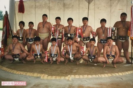 相撲大会で。前列右から2人目が炎鵬、後列右から4人目が兄の文哉さん