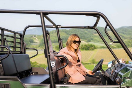 初となる日本産ワインプロジェクトを始動し、北海道を訪れピンクのジャケットとパンツスタイルで畑作業に挑戦したYOSIHIKI（『YbyYOSHIKI』公式サイトより）