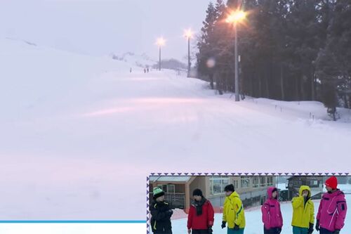 右下のワイプでは松田元太が右手を口元にもっていっている（TravisJapan公式YouTubeチャンネルより）