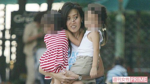 2人の娘たちをか細い腕で抱える静香。『週刊女性』にも笑顔を見せた（'05年）