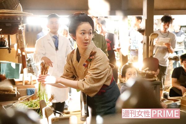 料理シーンがキモとなるだけに、料理指導のスタッフも交えて段取りを確認していく　撮影／伊藤和幸