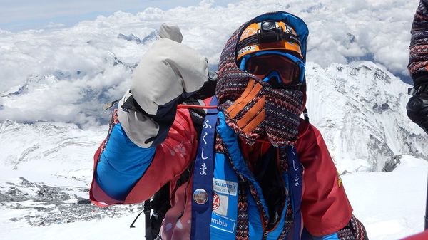 エベレスト山頂。「ふくしま」の法被を着て登頂した