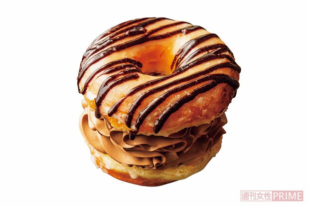 たっぷりのクリームに心躍る♪『チョコホイップドーナツ』/TAMEALS　やわらかなイースト生地にチョコレートホイップクリームをサンド。「生地には、ほんのり塩気を感じられ甘さのバランスがいい感じ」／380円 10cm