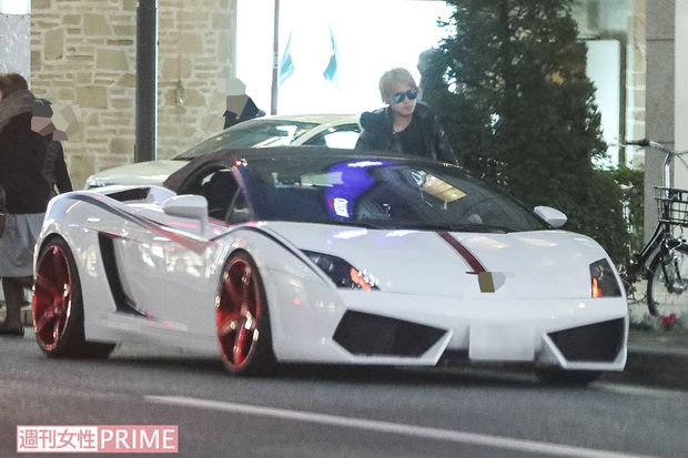 車に乗り込む手越。車高の低い高級車に、道行く人々の目はクギヅケ（'17年）