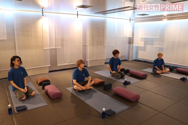 ゆったりくつろぐメンバーたち。やわらかい照明に心もほんわり……！