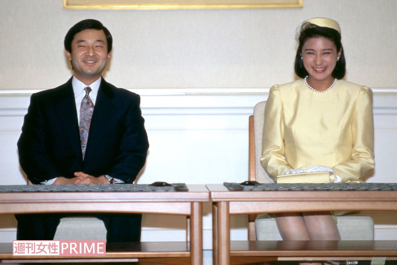 '93年1月、ご婚約決定後の記者会見で、はにかまれた皇太子さま（当時）と29歳の雅子さま