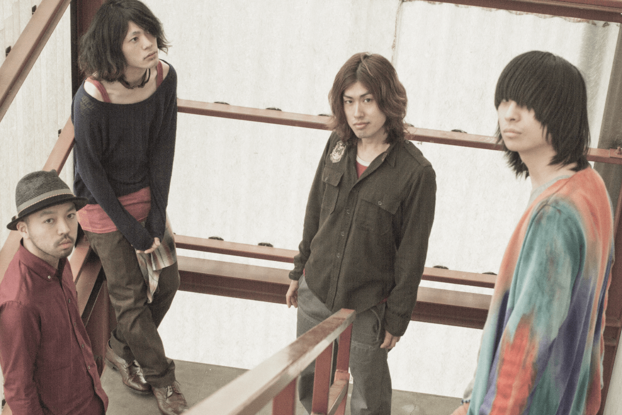 2012年4月、初めてのメジャーレーベルからのアルバム『死ぬまで一生愛されてると思ってたよ』をリリース