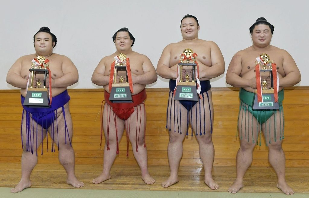 大相撲秋場所千秋楽 　三賞を受賞した（左から）殊勲賞の貴景勝、敢闘賞の阿武咲、朝乃山、技能賞の嘉風＝両国国技館　2017年9月（写真／共同通信社）