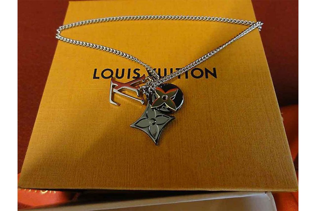 昨年のクリスマスに伊沢純容疑者が恋人からプレゼントされたというネックレス（東京クリニックの院長ブログより）