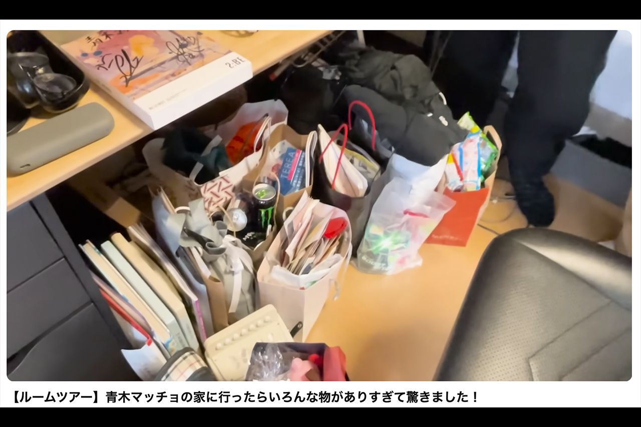 汚部屋を公開した青木マッチョ（ニューヨーク公式YouTubeより）