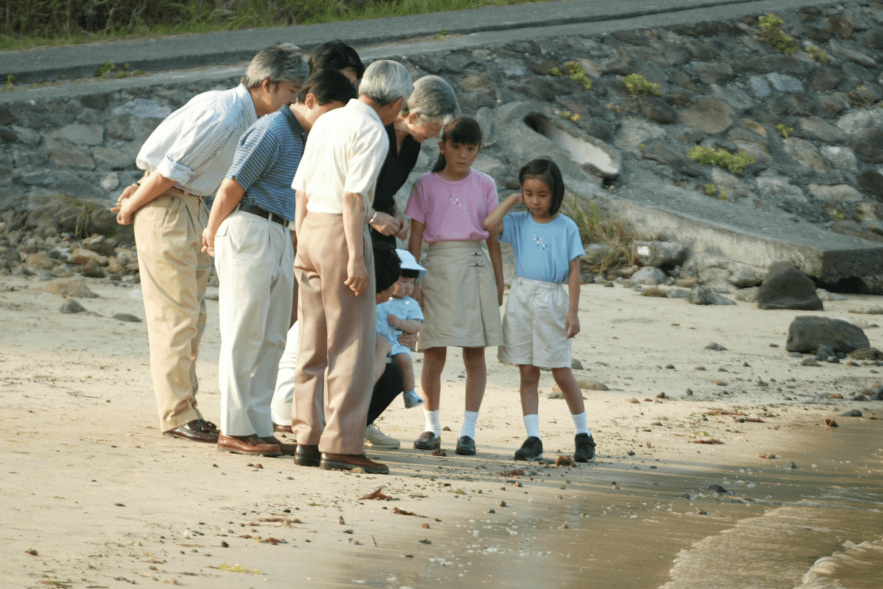 '02年8月、静岡県下田市の須崎御用邸で過ごされた上皇ご夫妻と天皇ご一家、秋篠宮ご一家
