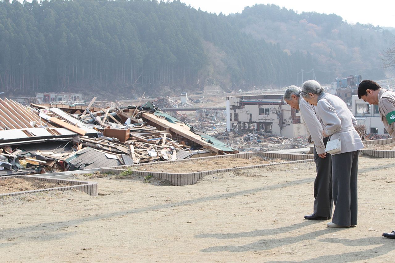 '11年4月、上皇ご夫妻は大震災の翌月に現地を訪問された