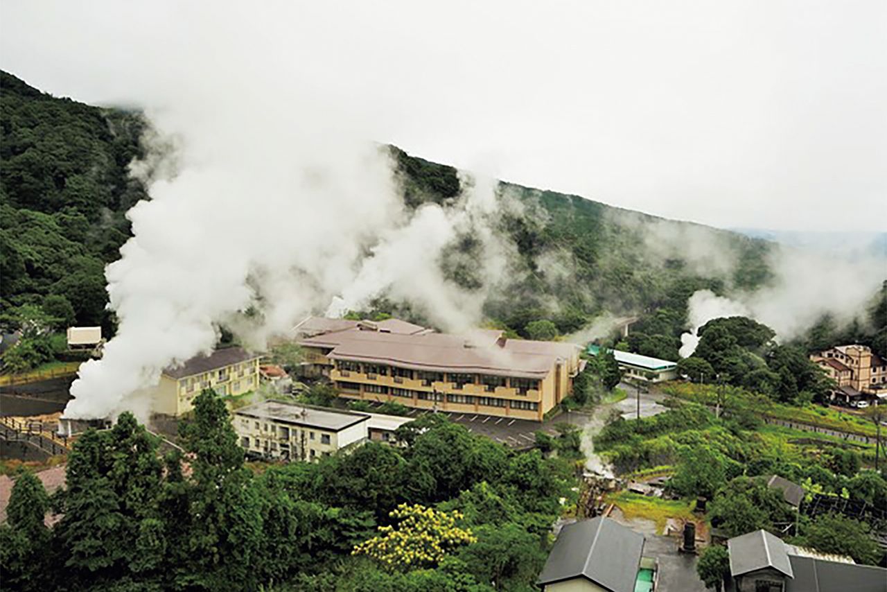 霧島山の懐から湧き出る温泉郷。いたるところで湯けむりが漂う
