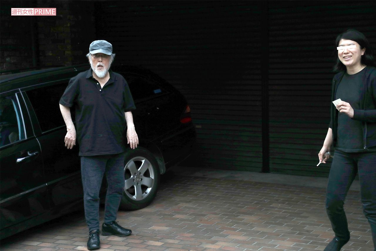 外出先から戻ってきた仲代達矢（左）が乗る車のハンドルを握っていたのは、30代の養女（右）だった