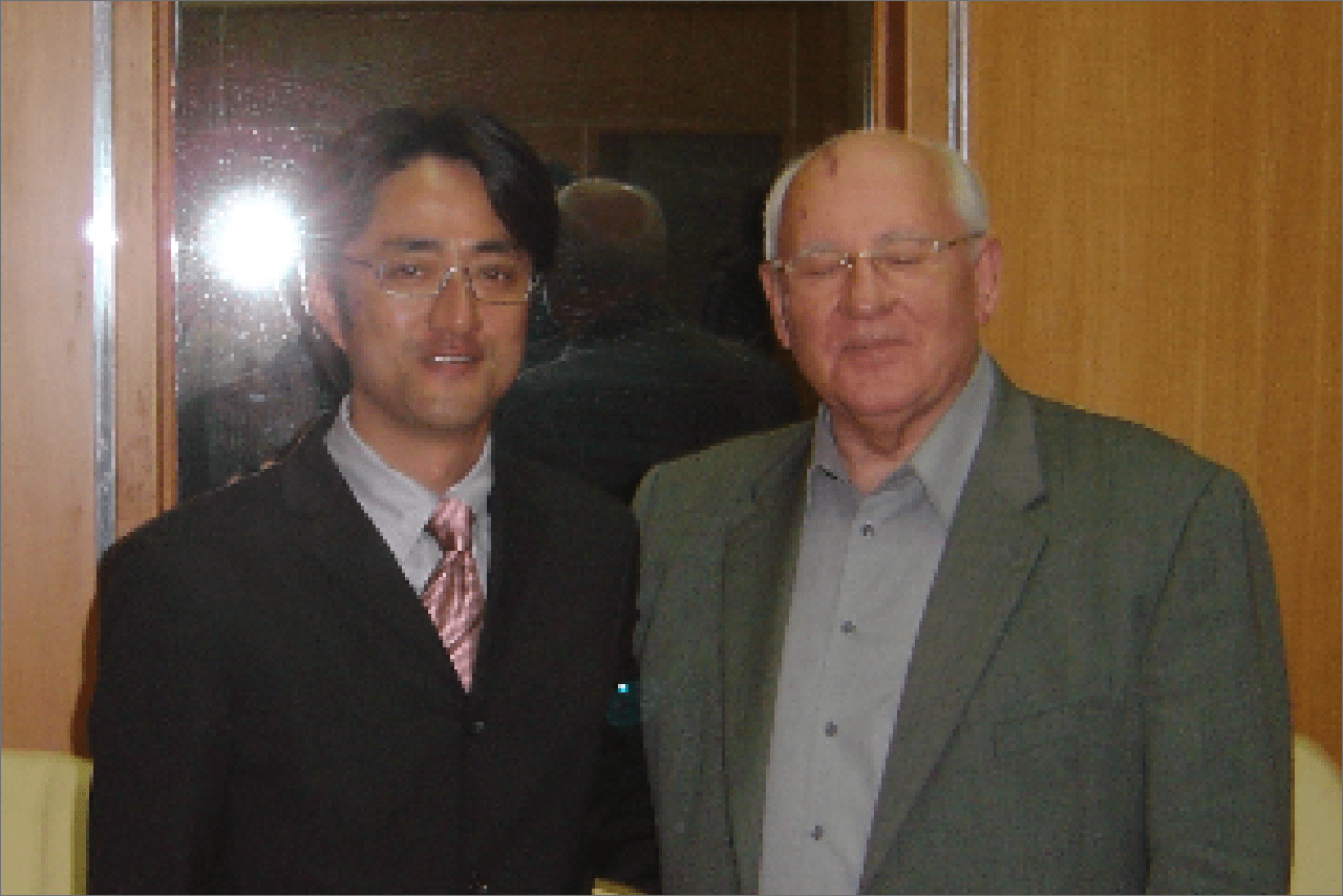 ミグで成層圏に向かったのち、元ソビエト連邦大統領のミハイル・ゴルバチョフ氏に面会