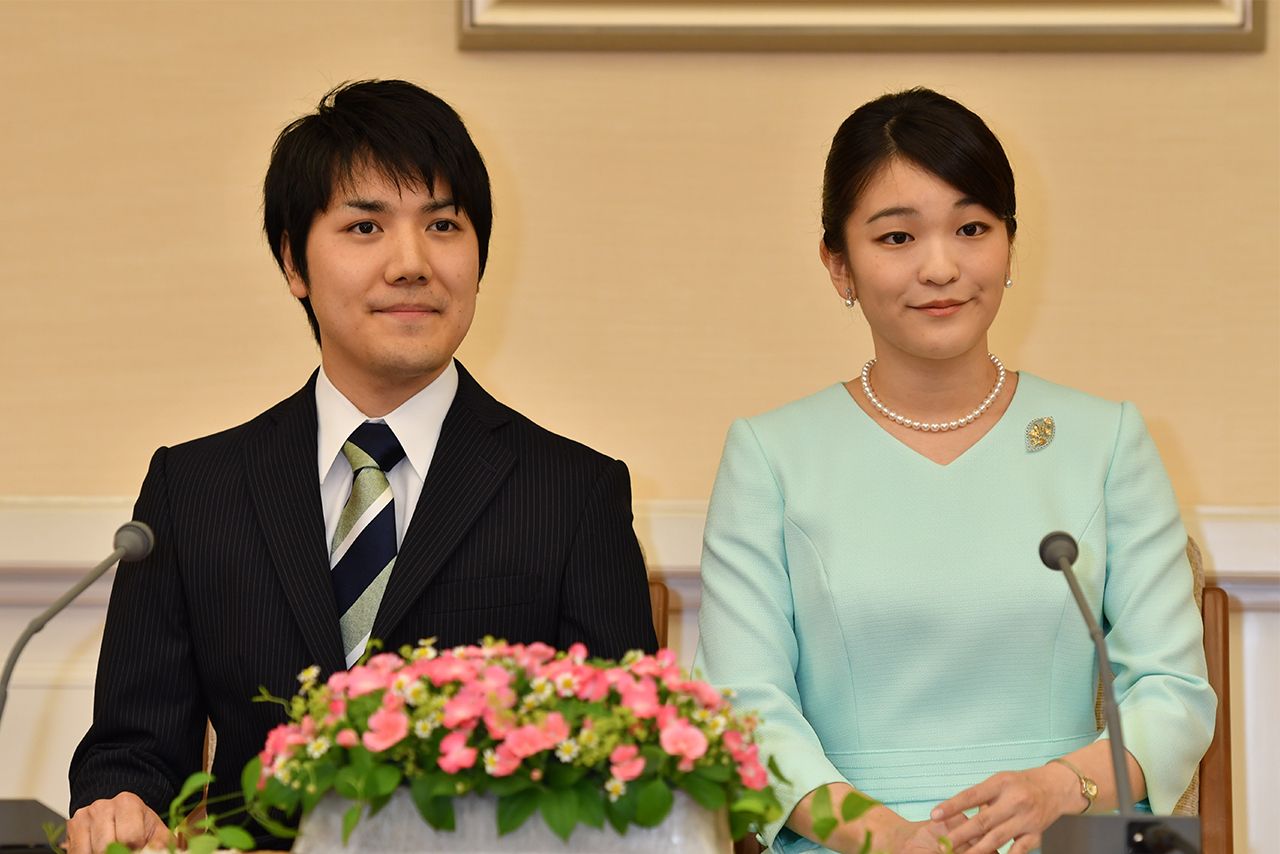 '17年9月3日、婚約内定会見での眞子さまと小室圭さん