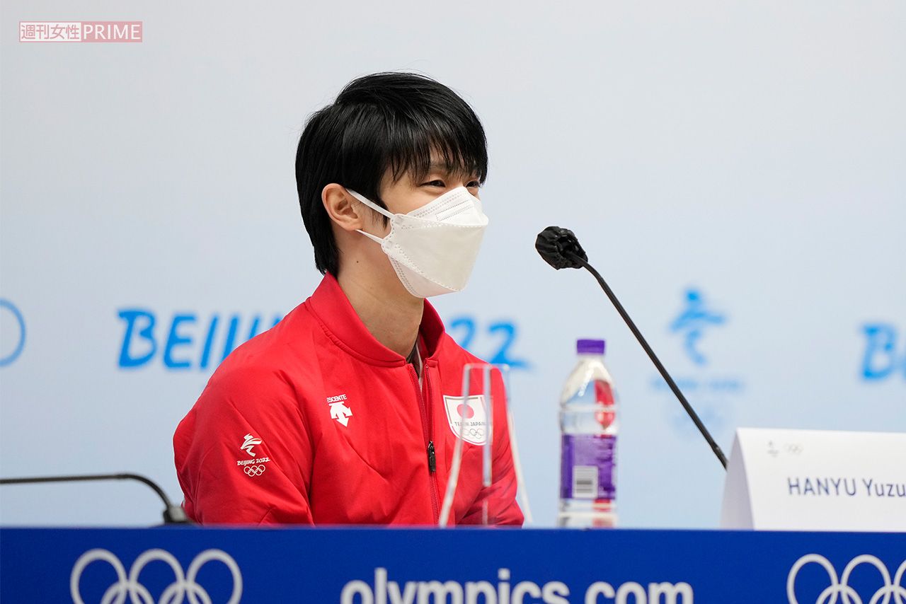 会見で記者からの質問を笑顔で聞く羽生結弦（JMPA代表撮影・2022年北京五輪）