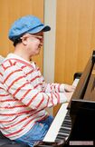 ピアノを弾くの米良美一