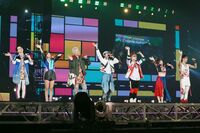 AAA 初の東京ドーム単独ライブ、古坂大魔王と同期だと明かし『PPAP』を大熱唱