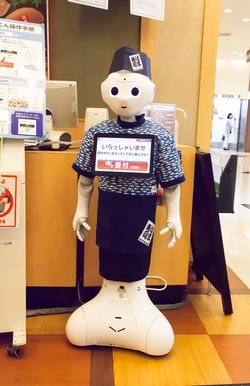 はま寿司で客の対応をしてくれるPepper